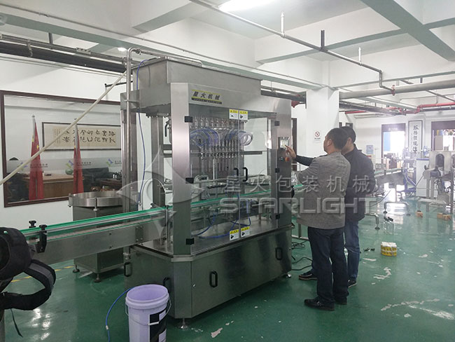 酵素全自動(dòng)灌裝機(jī)廠房內(nèi)展示